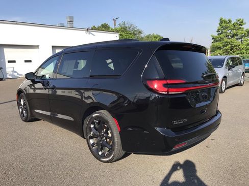 Used 2025 Chrysler Pacifica Limited FWD image 3