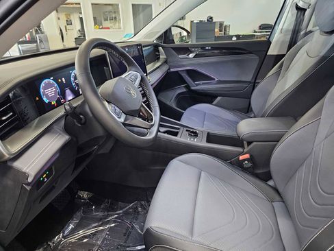 New 2025 Volkswagen Tiguan SE image 22