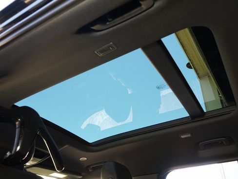 Used 2023 Land Rover Defender 130 X-Dynamic SE image 20