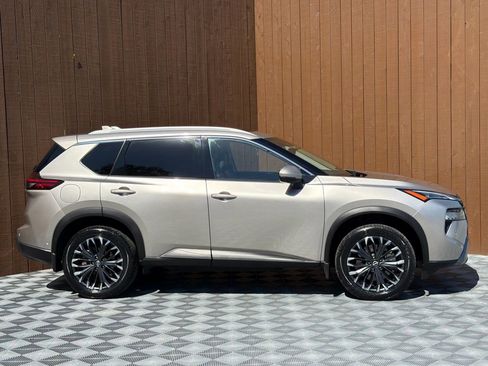 Used 2025 Nissan Rogue SL w/ Tech Package FWD image 14