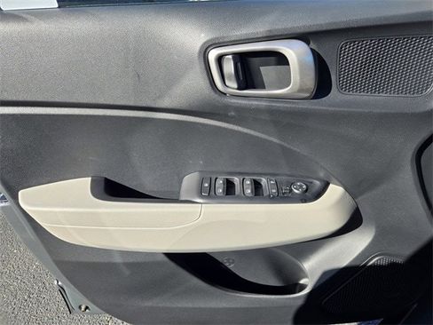 Certified 2025 Hyundai Venue SEL image 25