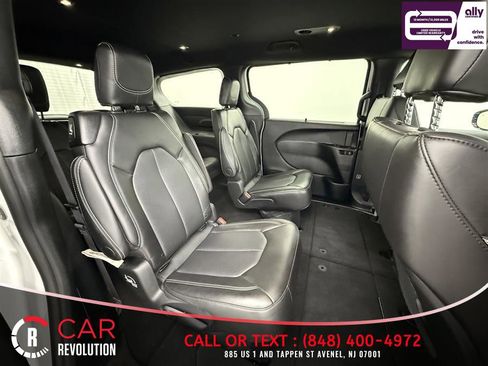 Used 2026 Chrysler Pacifica Select image 46