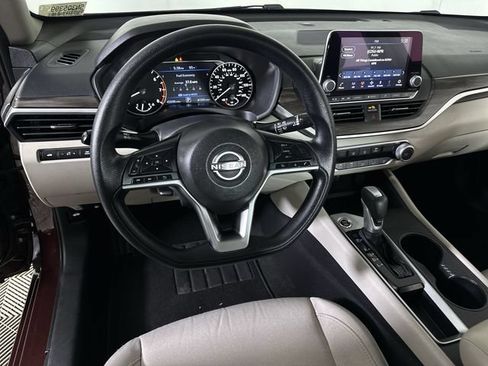 Used 2025 Nissan Altima 2.5 SV FWD image 21