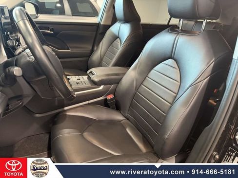 Used 2023 Toyota Highlander XLE AWD/4WD image 13