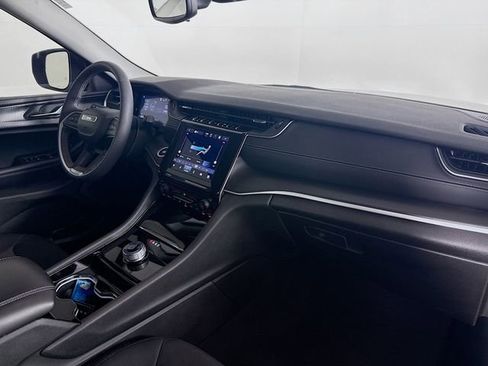 Used 2023 Jeep Grand Cherokee Laredo image 33