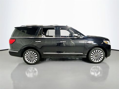 Used 2019 Lincoln Navigator Reserve image 9