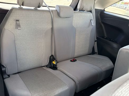 Used 2025 Toyota Sienna LE FWD image 21