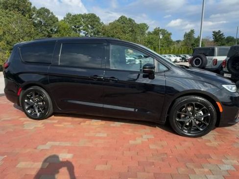Used 2025 Chrysler Pacifica Limited FWD image 4
