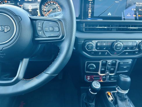 Used 2024 Jeep Gladiator Mojave w/ Technology Group image 17