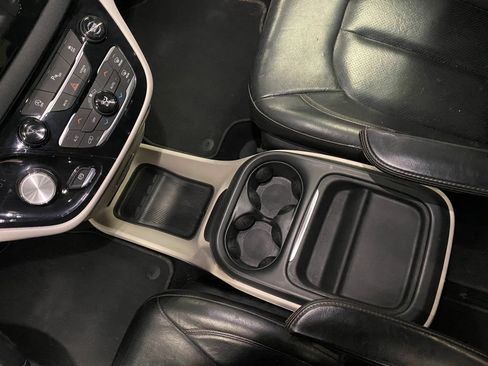 Used 2019 Chrysler Pacifica Touring-L image 13