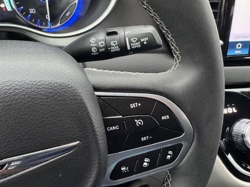Used 2024 Chrysler Pacifica Touring-L image 23