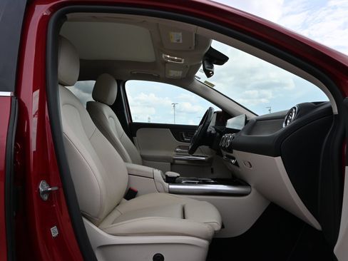 Used 2021 Mercedes-Benz GLA 250 w/ Premium Package image 24