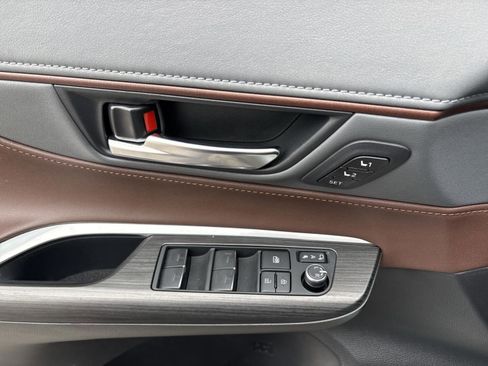 Used 2023 Toyota Venza Limited image 18