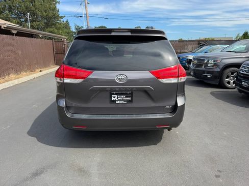 Used 2013 Toyota Sienna XLE FWD image 5