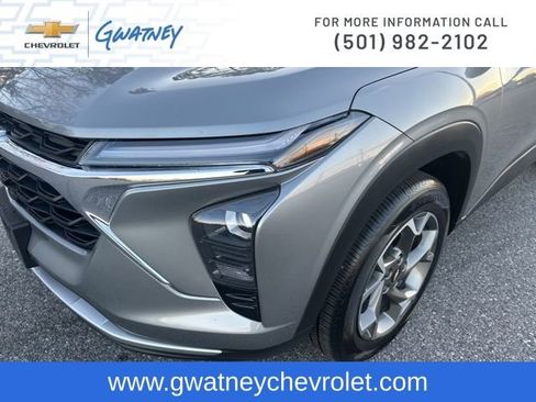 Used 2025 Chevrolet Trax LT w/ LT Convenience Package image 14