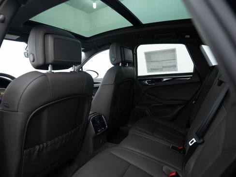 Certified 2025 Porsche Macan image 21