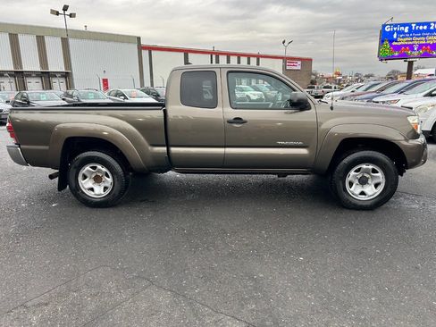 Used 2014 Toyota Tacoma 4x4 Access Cab w/ SR5 Package image 4