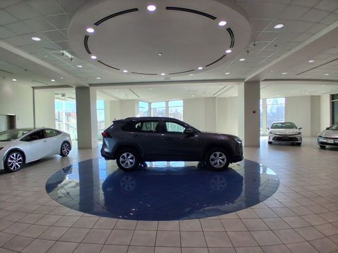 Used 2021 Toyota RAV4 LE image 8