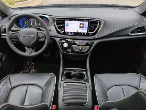 Used 2023 Chrysler Pacifica Limited w/ Uconnect Theater Family Group image 13