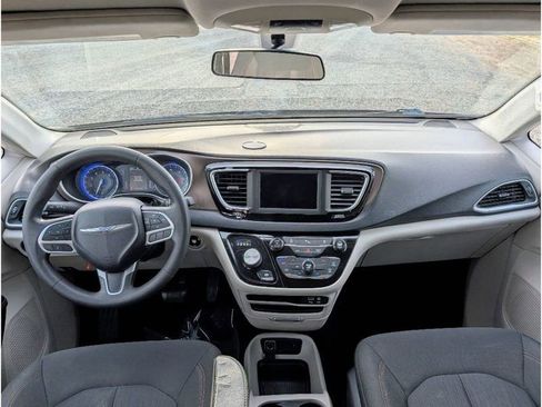 Used 2018 Chrysler Pacifica LX image 29