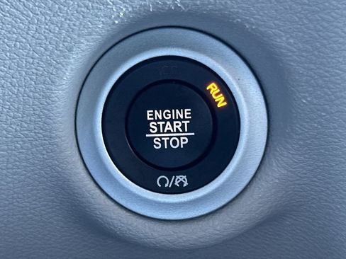 Used 2024 Chrysler Pacifica Touring-L image 7