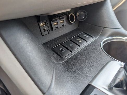 Used 2019 Toyota Highlander XLE AWD/4WD image 23