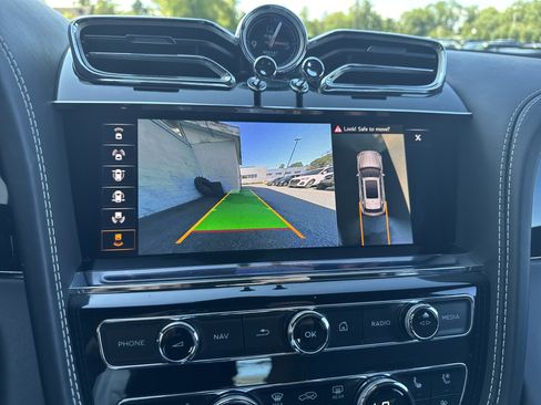 Used 2022 Bentley Bentayga image 24