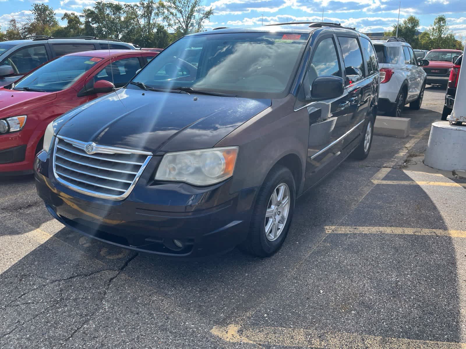 Used 2010 Chrysler Town & Country Touring w/ Entertainment Group #2 FWD image 2