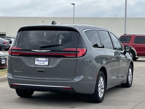 Used 2023 Chrysler Pacifica Touring-L FWD image 4