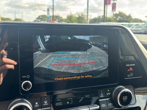 Used 2025 Toyota Highlander LE FWD image 25