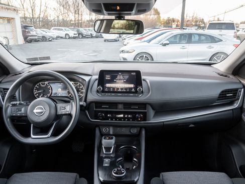 Used 2023 Nissan Rogue SV image 2