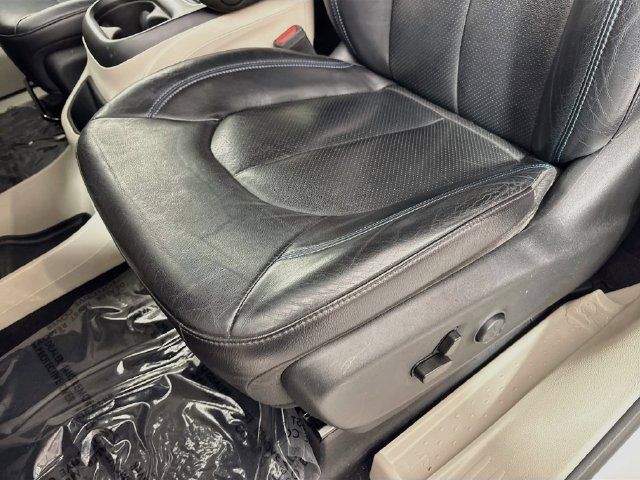 Used 2021 Chrysler Pacifica Touring-L FWD image 18