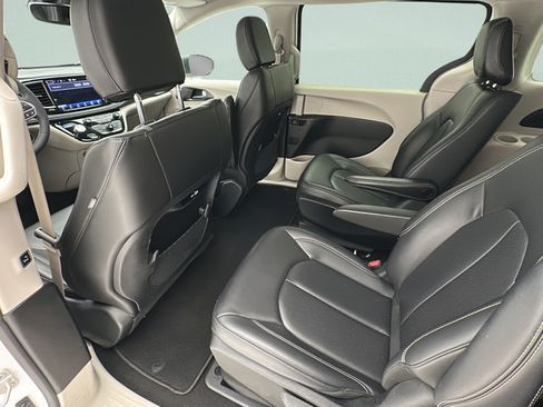 Used 2023 Chrysler Pacifica Touring-L FWD image 10