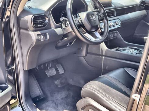 Used 2025 Honda Pilot Touring image 3