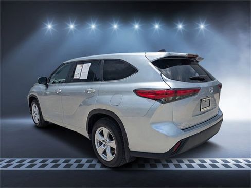 Used 2023 Toyota Highlander LE image 5