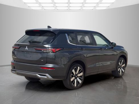 Used 2025 Mitsubishi Outlander SE AWD/4WD image 3