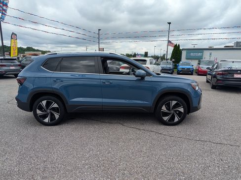 Used 2025 Volkswagen Taos SE AWD/4WD image 2