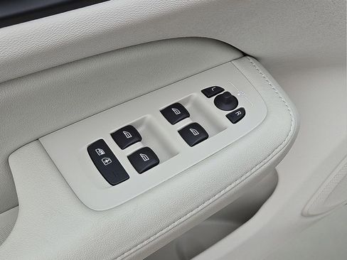 New 2026 Volvo V60 B5 Cross Country Plus w/ Protection Package Premier image 22