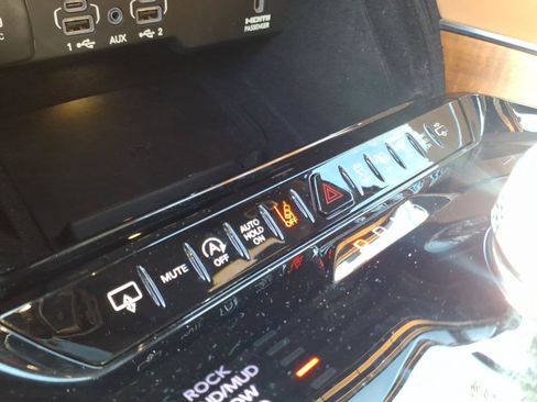Used 2023 Jeep Grand Wagoneer Series III AWD/4WD image 8