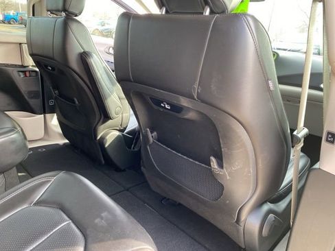 Used 2023 Chrysler Pacifica Touring-L image 32