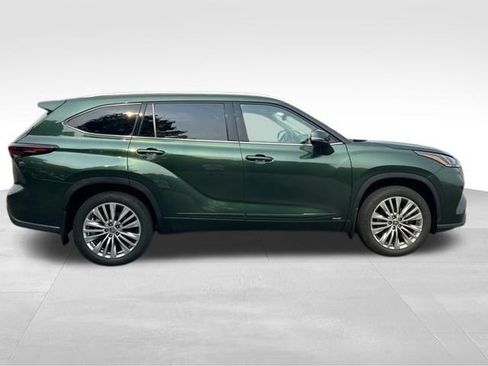 Certified 2025 Toyota Highlander Platinum AWD/4WD image 6