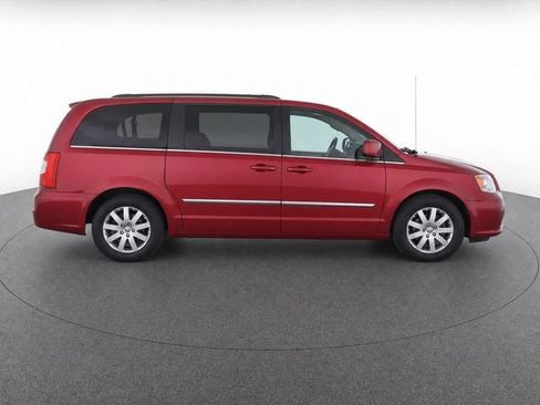 Used 2015 Chrysler Town & Country Touring FWD image 4