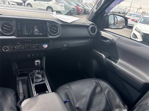 Used 2018 Toyota Tacoma TRD Sport image 19
