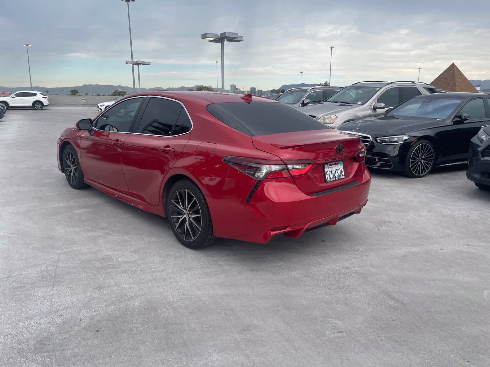 Used 2022 Toyota Camry SE w/ Carpet Mat Package (TMS) FWD image 4