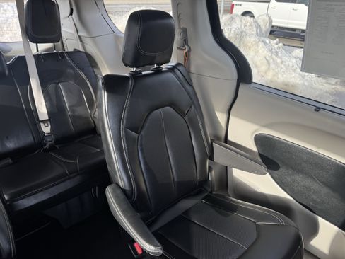 Used 2024 Chrysler Pacifica Touring-L image 14
