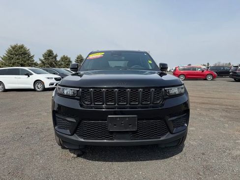 Used 2023 Jeep Grand Cherokee Altitude image 2