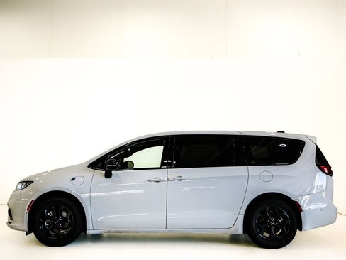 Used 2024 Chrysler Pacifica Limited FWD image 5