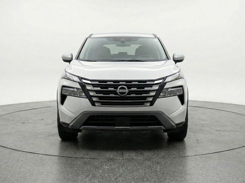 Used 2025 Nissan Rogue SV image 2