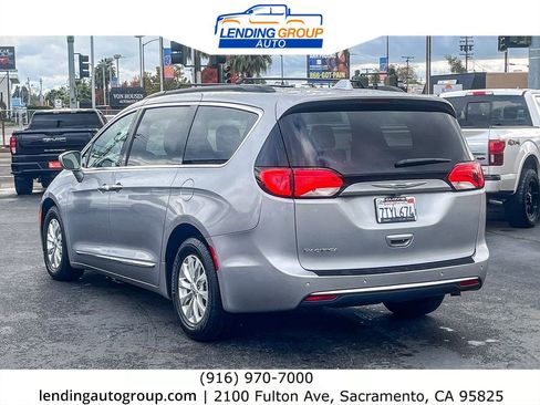 Used 2017 Chrysler Pacifica Touring-L image 2