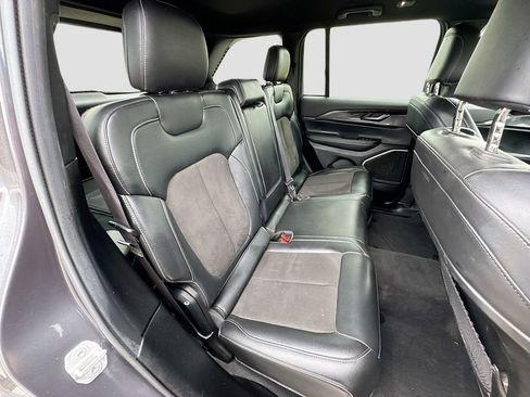 Used 2022 Jeep Grand Cherokee Altitude AWD/4WD image 31